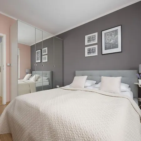 아파트 Modern With A Balcony In By Renters