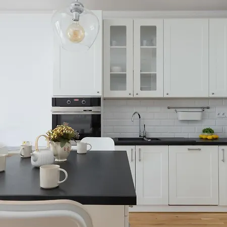 Modern With A Balcony In By Renters 아파트 *