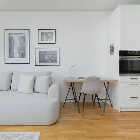 Modern With A Balcony In By Renters 바르샤바